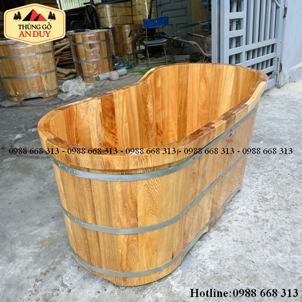 Vân gỗ Pơmu và phần bo viền bồn tắm bằng gỗ