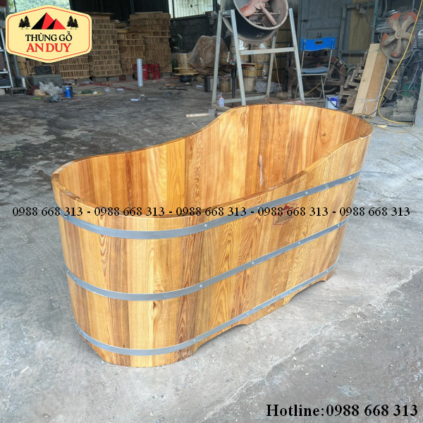 Đường vân tự nhiên sắc nét của bồn tắm gỗ cao cấp Pơ mu.