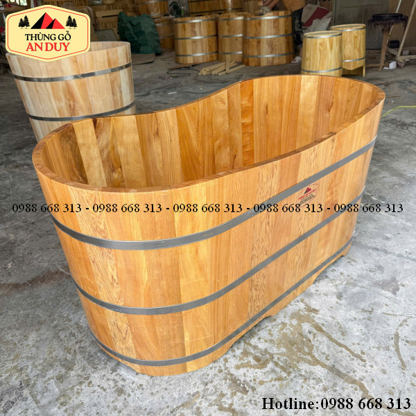 Cận cảnh vân gỗ tự nhiên của bồn tắm gỗ pơ mu cao cấp.