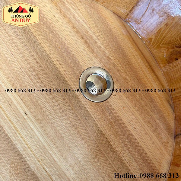 Hệ thống van xả đáy Inox của bồn tắm bằng gỗ pơ mu dáng thuyền.