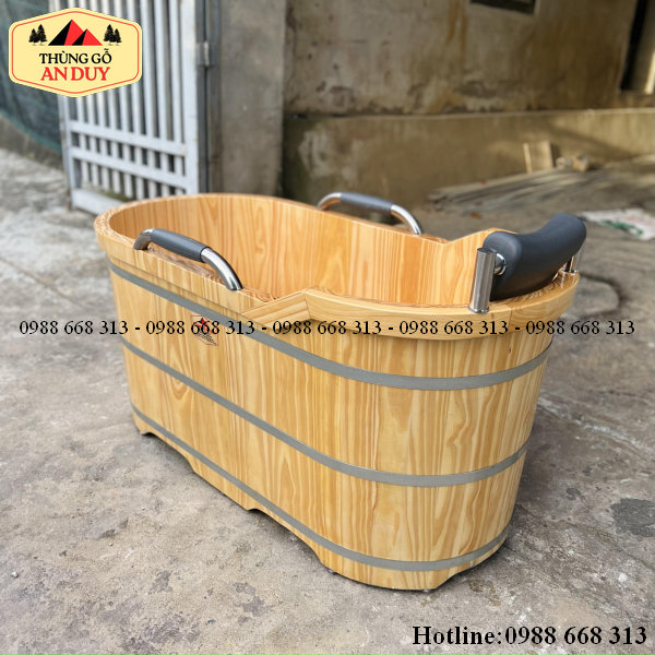Chi tiết tay nắm Inox bọc da trên bồn tắm gỗ thông bọc da tự nhiên.