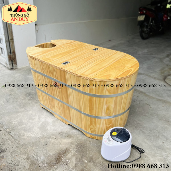 Bồn tắm bằng gỗ kết hợp nắp đậy và máy xông hơi mini tiện dụng.