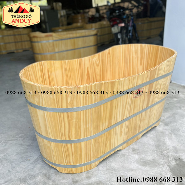 Bồn tắm bằng gỗ thông màu sắc tươi sáng giúp giữ nhiệt nước tắm cực tốt.