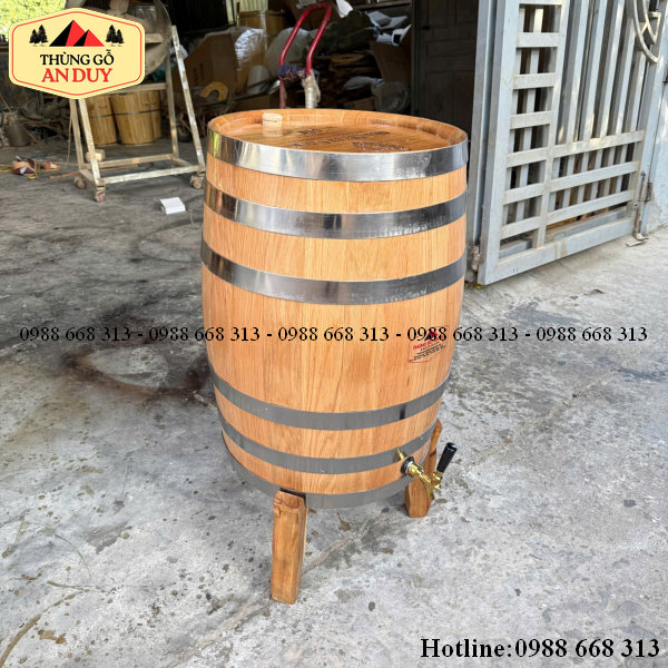 Trọn bộ thùng rượu gỗ sồi nga 100l dáng đứng bao gồm chân đế và vòi rót.