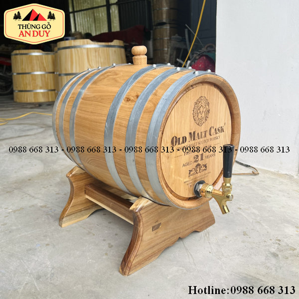 Sử dụng thùng gỗ sồi ngâm rượu giúp khử độc tố và tạo ra màu hổ phách cực kỳ đẹp mắt.
