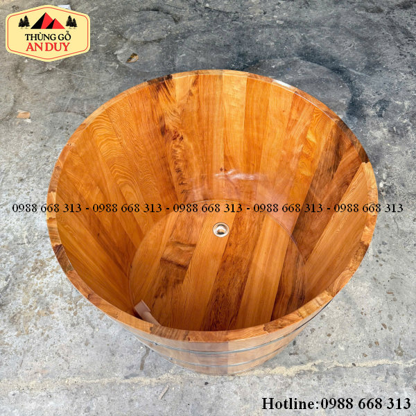Chi tiết lòng bồn tắm tròn gỗ Pơmu và van xả nhấn Inox.