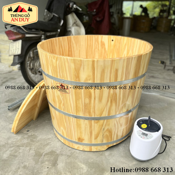 Bồn tắm bằng gỗ kết hợp máy xông hơi mini 2 lít tiện lợi.