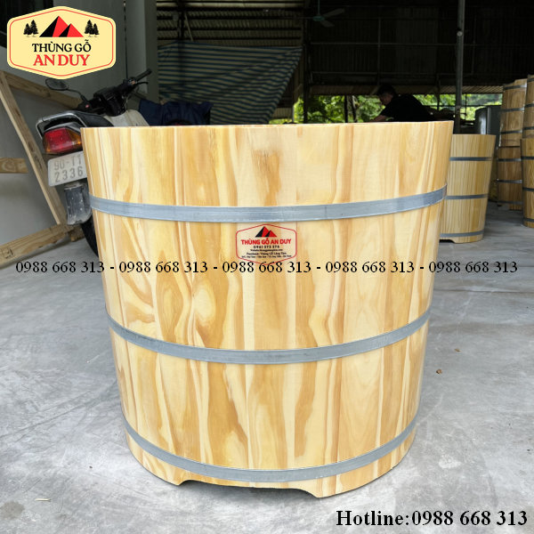 Sử dụng thùng gỗ ngâm người bằng gỗ thông kết hợp thuốc bắc.