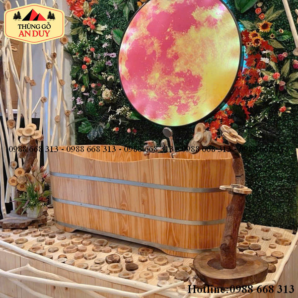Bồn tắm dài gỗ thông dáng oval setup tại phòng tắm Resort cao cấp.