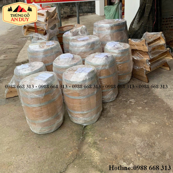 An Duy đóng gói thùng gỗ sồi 100L trước khi giao hàng.
