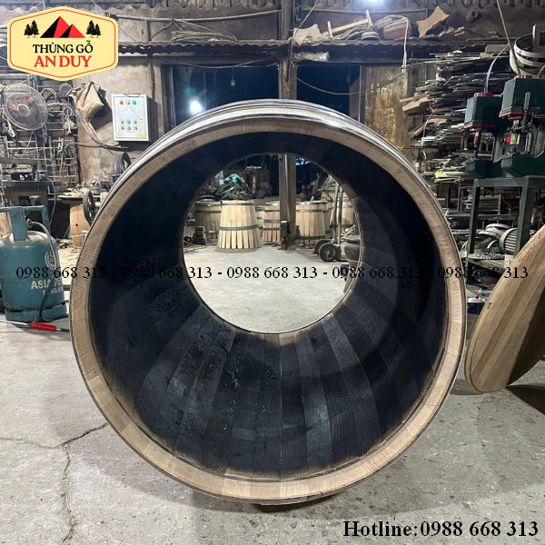 Mặt trong thùng gỗ sồi An Duy được hoàn thiện theo phương pháp ghép mộc.